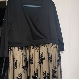 Uylee's Boutique, 22 champagne and black